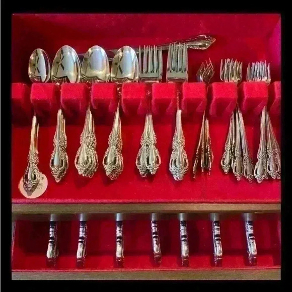 Oneida RAPHAEL Stainless Distinction Deluxe Flatware 13 Place Setting 74 Pieces - Picture 1 of 6
